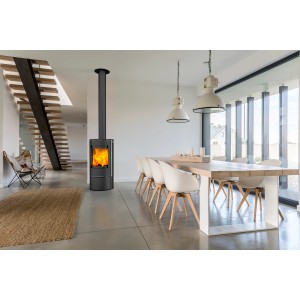 Schwarzer Fireplace Rondale Kaminofen (5 kW) im modernen Wohnraum mit brennendem Feuer.