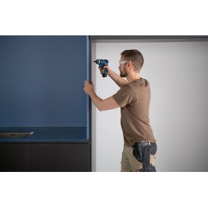 Handwerker mit Bosch Professional Bohrhammeraufsatz GFA 12-H FlexiClick beim Bohren.