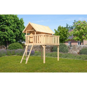 Karibu Stelzenhaus Fidel Natur mit Holzleiter im Garten.