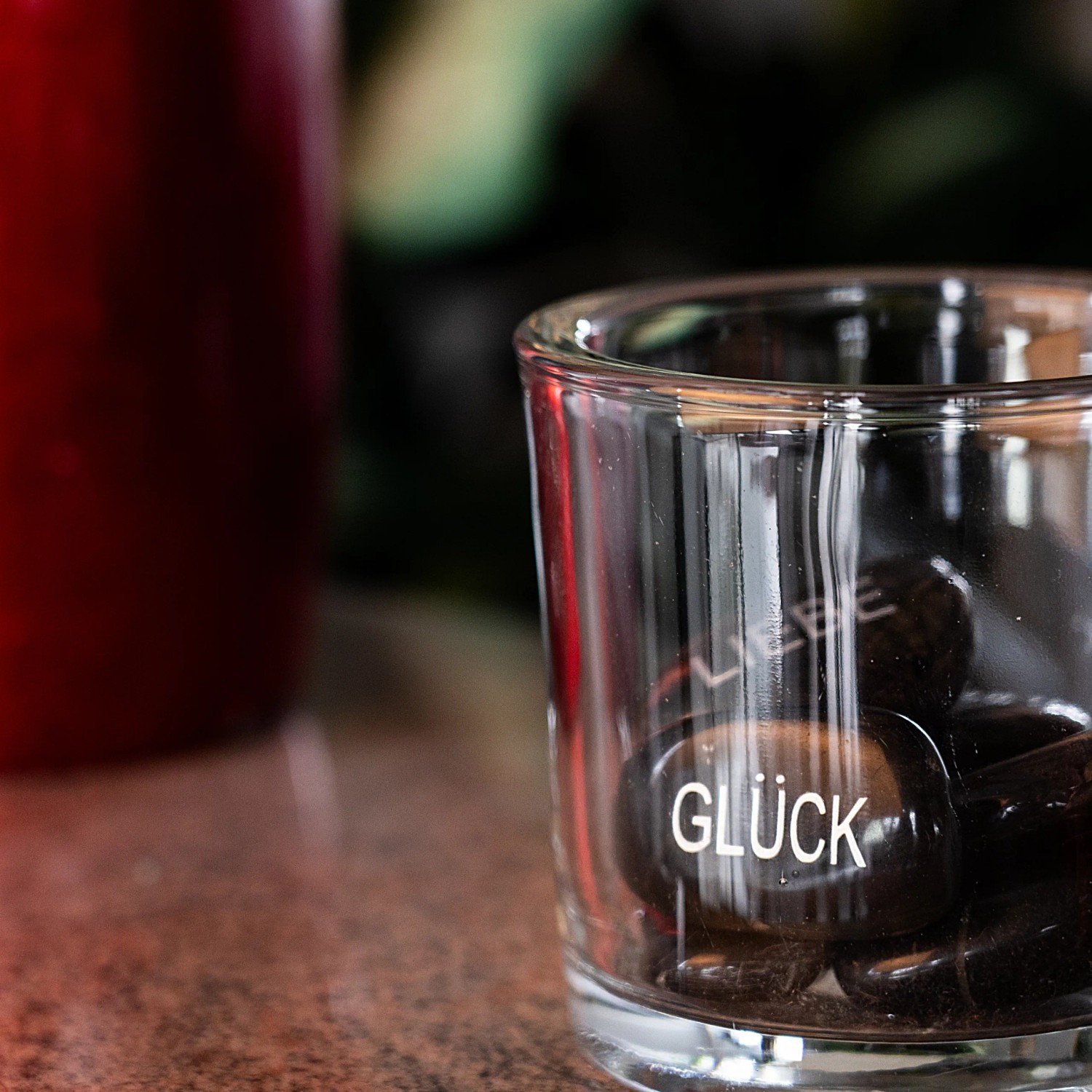 Intergarden Zierkies Set: 8 polierte Steine mit Gravur (Glück, Liebe etc.) im Glas.