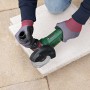 Bosch UniversalGrind 850-125 Winkelschleifer im Einsatz beim Schleifen einer Steinplatte.