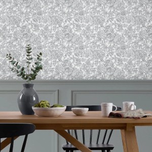 Laura Ashley Vliestapete Louise Slate Grey mit floralem Muster im Esszimmer.