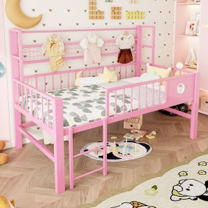 Rosa Merax Hochbett 90x200cm aus Metall mit Sicherheitsgittern, Ablagefächern und Kleiderstange im Kinderzimmer.