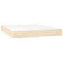 Cremefarbenes Boxspringbett 140x190 cm mit Matratze und Topper.