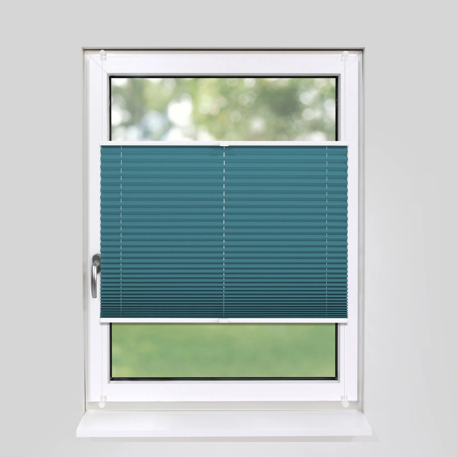 Petrolfarbenes Plissee 95x210 cm am Fenster, blickdicht und ohne Bohren montiert.