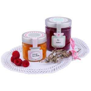 Dr. Oetker Gläser-/Einmach-Siegel Aufkleber mit rosa/grün/braun Motiven auf Gläsern mit Marmelade.