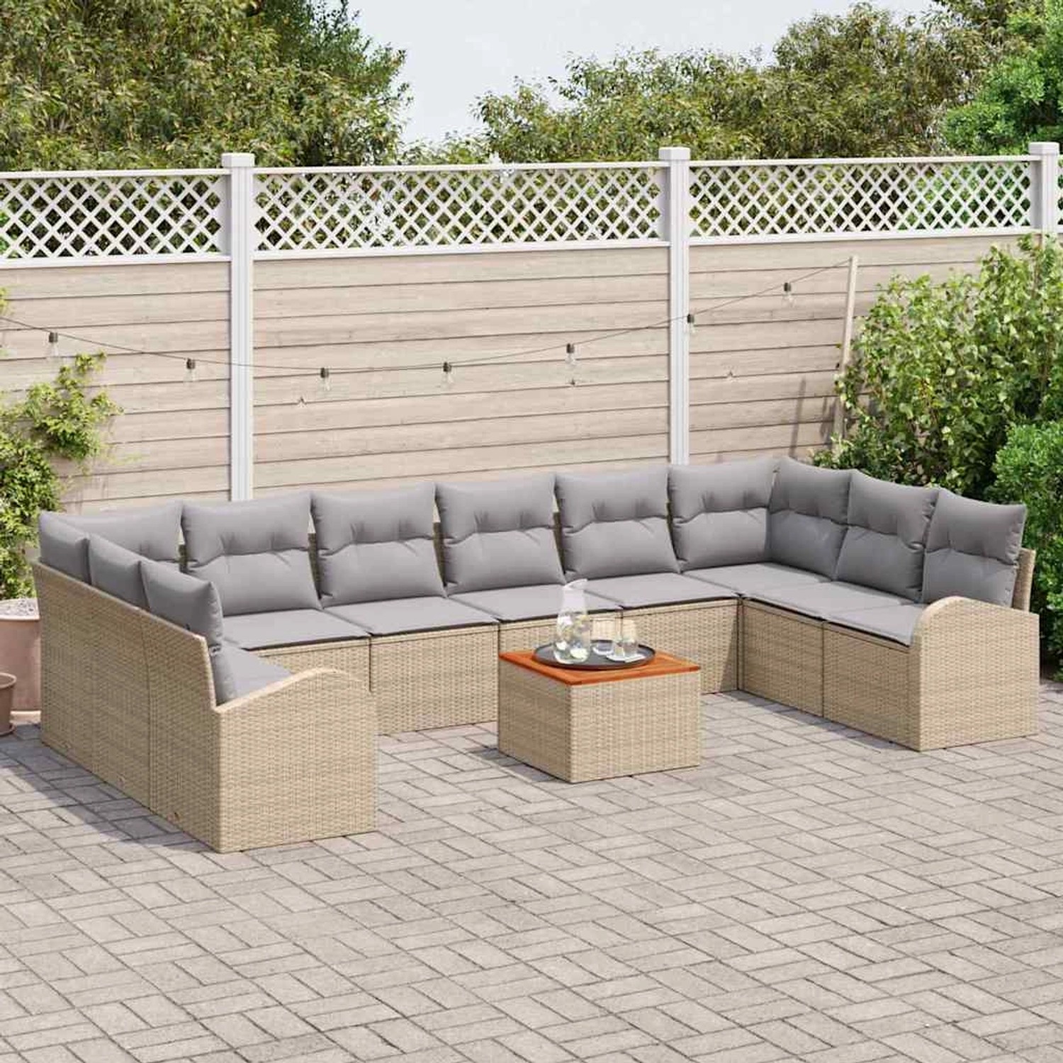 Beige-hellgraues 11-tlg. vidaXL Garten-Sofa-Set aus Rattan mit Akazientisch und grauen Kissen.