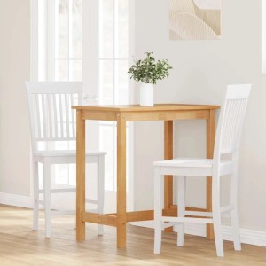 Zwei weiße Barhocker aus Holz vor einem Tisch, Kategorie: Stühle.