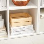 Detailaufnahme: Weißes Vasagle Bücherregal mit Holzbox und Deko.