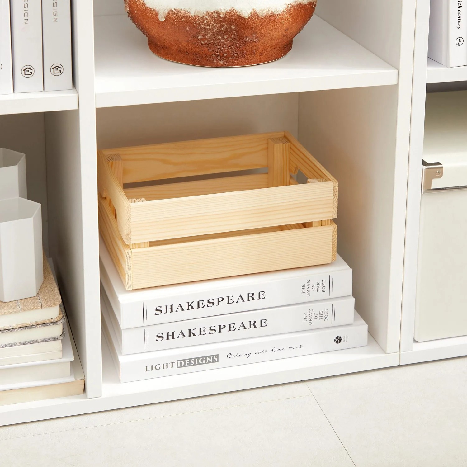 Detailaufnahme: Weißes Vasagle Bücherregal mit Holzbox und Deko.