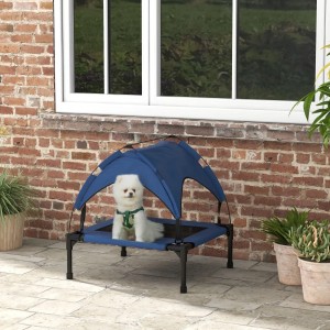 Blaues PawHut Hundebett mit Dach für kleine Hunde im Garten.