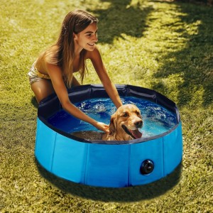 Frau und Golden Retriever im blauen Fudajo Hundepool (80x20cm) im Garten.