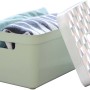Hellgrüne Sunware Aufbewahrungsbox Sigma Home (32 l) mit Wäsche und separatem Deckel.