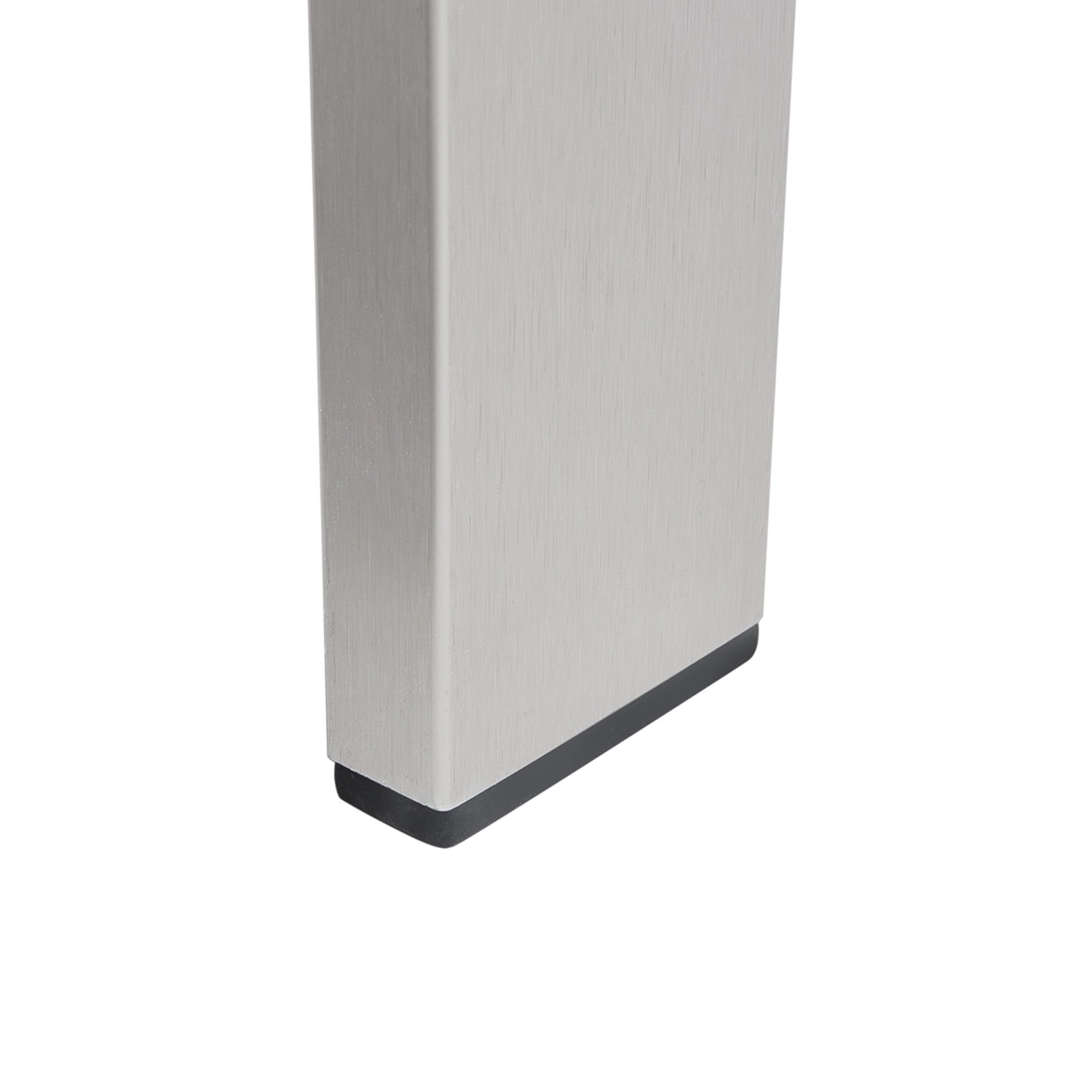 Detailaufnahme: Bein des grauen Beliani Gartenstuhls mit Bodenschutzkappe.