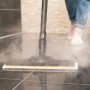 Kärcher Bodendüse EasyFix mit Feinstfaser-Bodentüchern im Einsatz auf Fliesen.