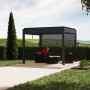 Anthrazitfarbene Juskys Pergola Lamellendach Tahiti 3x3m mit sitzender Person im Garten.