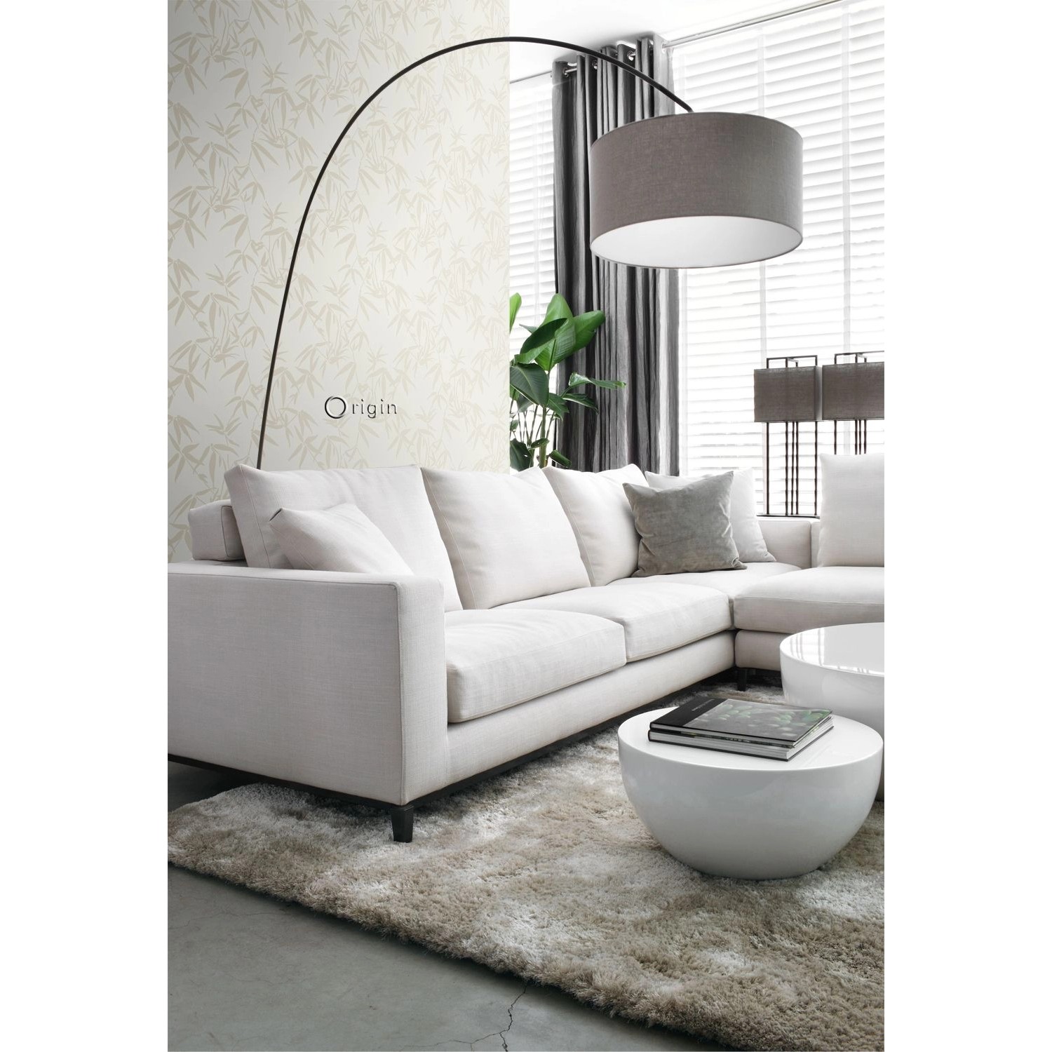 Beige Bambusblätter Tapete von Origin Wallcoverings im Wohnzimmer.