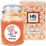 Orangefarbene Duftkerze im Glas mit "Happy Birthday" Katze und Geschenkbox.
