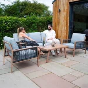 Jardi 4-teilige Aluminium Sofagarnitur mit Rattan-Box und Holz-Optik im Garten.