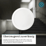 Weiße, runde LUXULA LED Bad-Deckenleuchte (Ø229mm) vor Treppenhaus. Lichtfarbe einstellbar.
