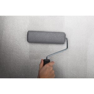 Auftragen von Rust-Oleum Glitzerfarbe Medium Shimmer Silber mit Farbroller auf Wand.