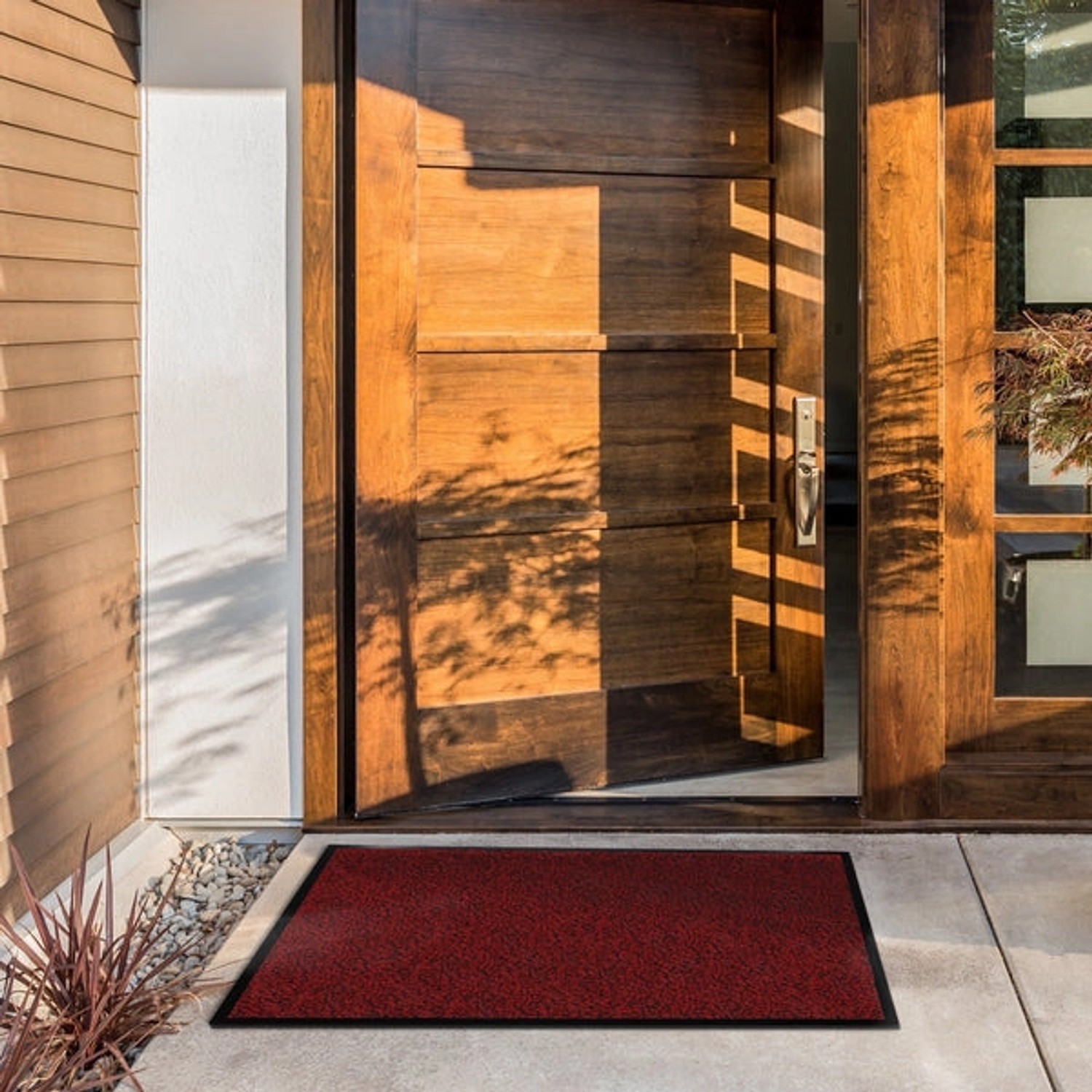 Rote Karat Schmutzfangmatte SKY 120x300 cm vor einer Haustür. Fußmatte für den Eingangsbereich.