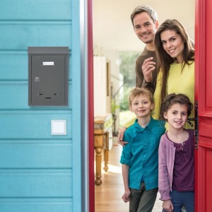 Schwarzer Relaxdays Briefkasten aus Eisen mit Namensschild an blau gestrichener Hauswand.
