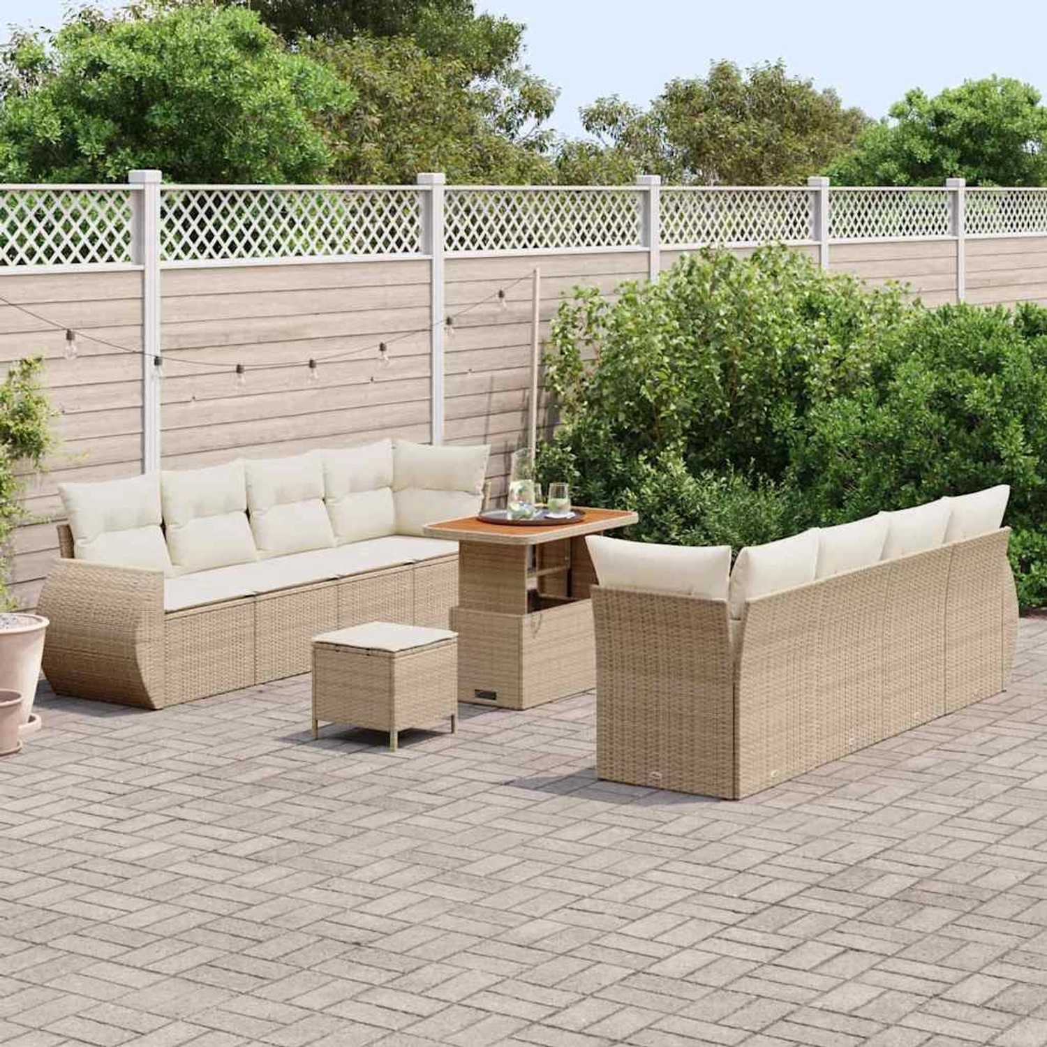 Beiges 11-teiliges vidaXL Garten-Sofa-Set aus Poly Rattan mit Tisch und Hockern.
