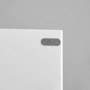 Detailaufnahme: Ecke des weißen Vasagle Wandschranks mit Beschlag.