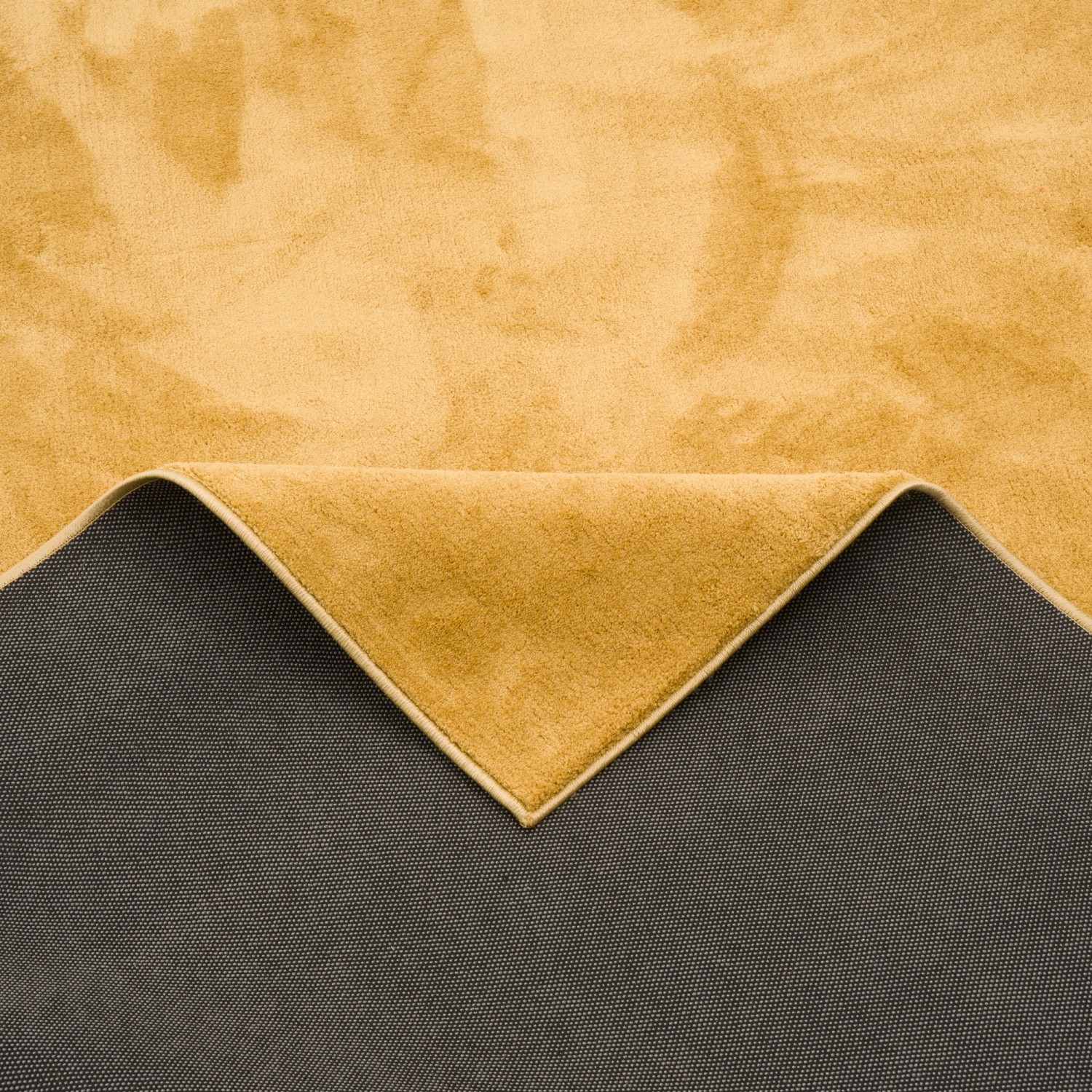 Hochflor Teppich Melia Curry, 80x150cm, Super Soft, gewendet, Unterseite sichtbar.