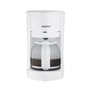 Weiße Severin Filterkaffeemaschine KA 4323 mit Glaskanne, gefüllt mit frisch gebrühtem Kaffee. Praktisches Küchengerät.