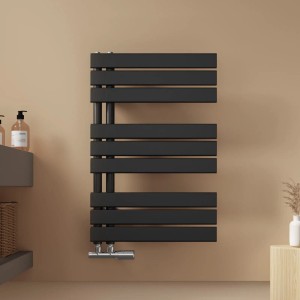 Schwarzer Emke Badheizkörper (76x50cm, 397W) als Handtuchwärmer im Badezimmer.