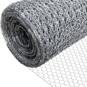 Aufgerollter, verzinkter Maschendrahtzaun mit Sechseckgeflecht, Drahtstärke 0,7 mm.