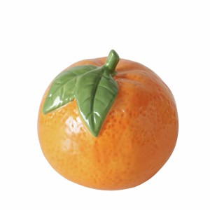 Orangefarbener Dekoaufsteller in Orangenform mit grünen Blättern, 75 cm hoch.