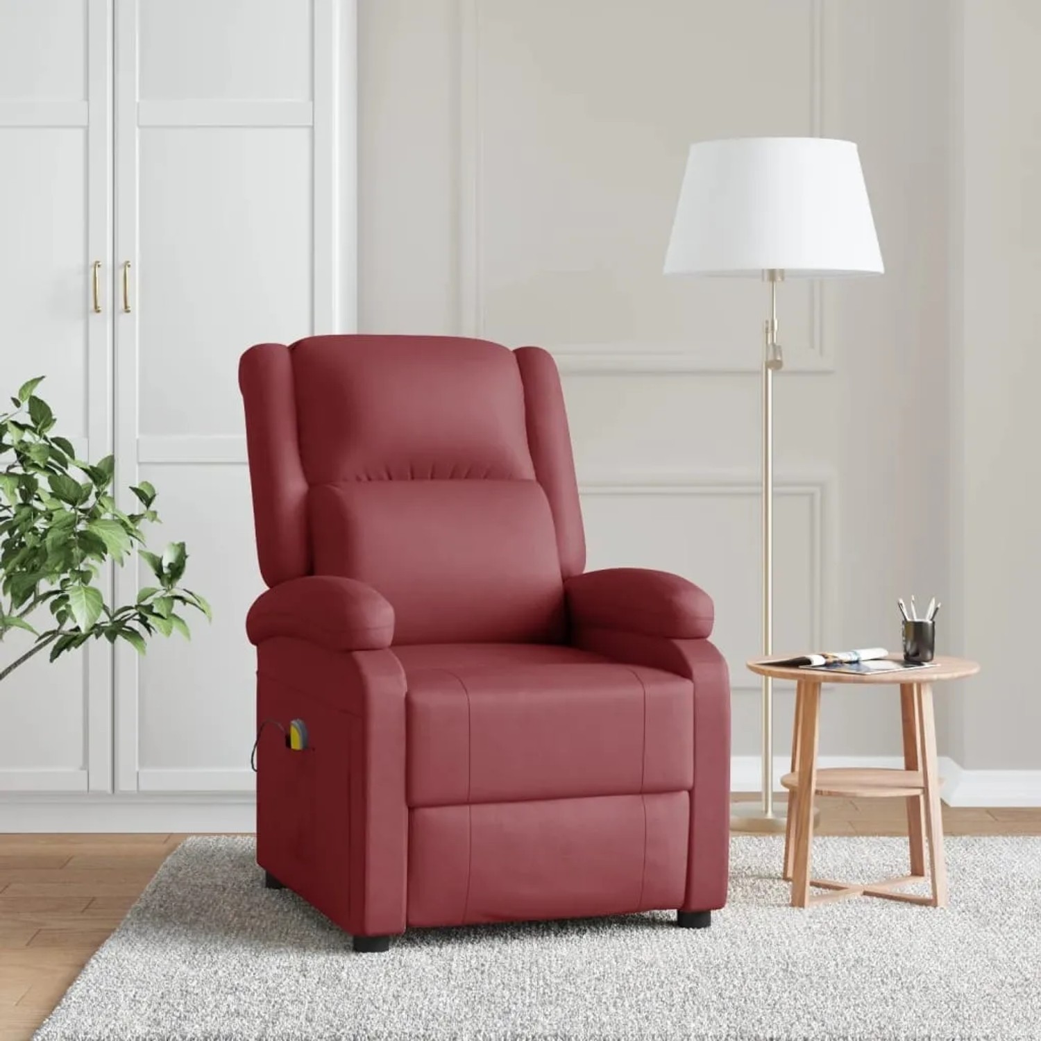 Weinroter Massagesessel aus Kunstleder mit verstellbarer Rückenlehne für entspannte Stunden.