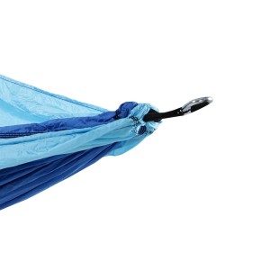 Detailaufnahme: Hellblau-dunkelblaue Svita Hängematte mit Befestigung für Camping oder Outdoor.