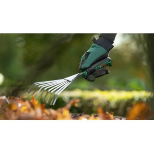 Hand mit Bosch Garten-Handfächerbesen beim Laubsammeln. Gartenhandgerät mit ergonomischem Griff.