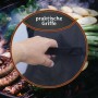 Detailaufnahme: Schwarze TTL GARDEN Grillabdeckung mit praktischen Griffen über Grill.