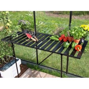 Abklappbarer, schwarzer Alutisch (120x56x81 cm) im Gewächshaus mit Pflanzen und Gemüse.