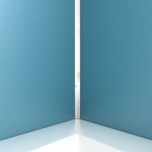 Glänzendes Aurlane Innenwinkelprofil Chrom aus Aluminium, verbindet zwei blaue Duschwände. Perfekt für Duschrückwände.