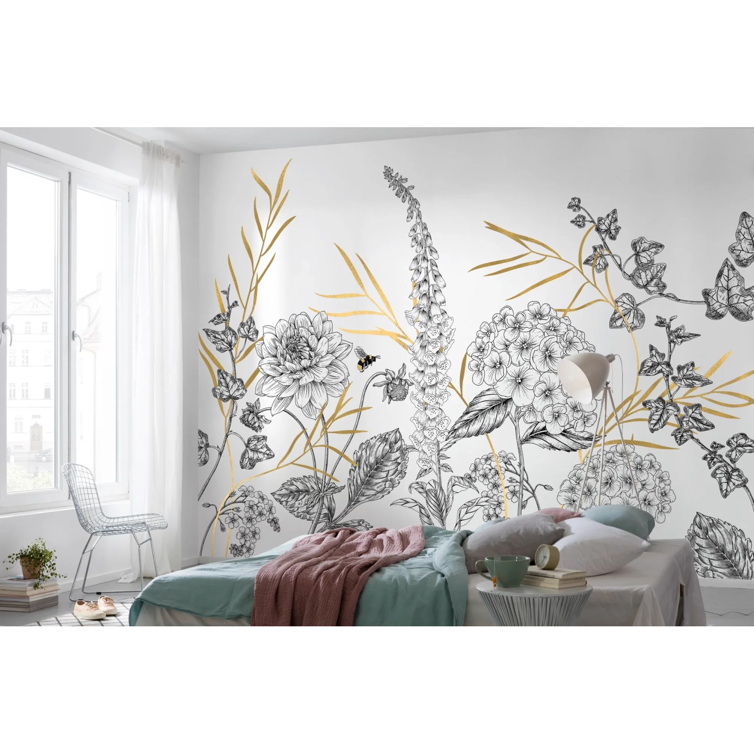 Komar Vlies Fototapete Bumble Bee mit Blumenmuster in Schwarz, Weiß und Gold im Schlafzimmer.