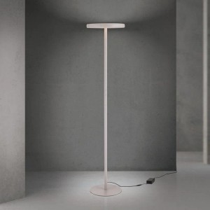 Moderne, schlanke LED Stehlampe in Khaki mit Up- und Downlight. CCT-Farbtemperatursteuerung für flexible Innenbeleuchtung.