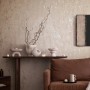 Beige Vliestapete in Betonoptik mit Glanz, modernes Design für Wohnräume.