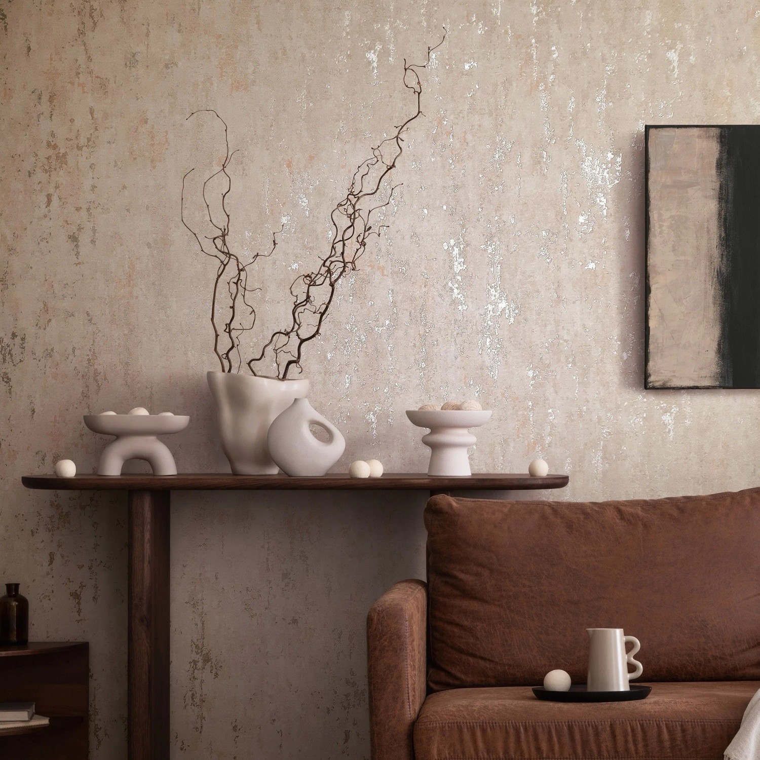 Beige Vliestapete in Betonoptik mit Glanz, modernes Design für Wohnräume.