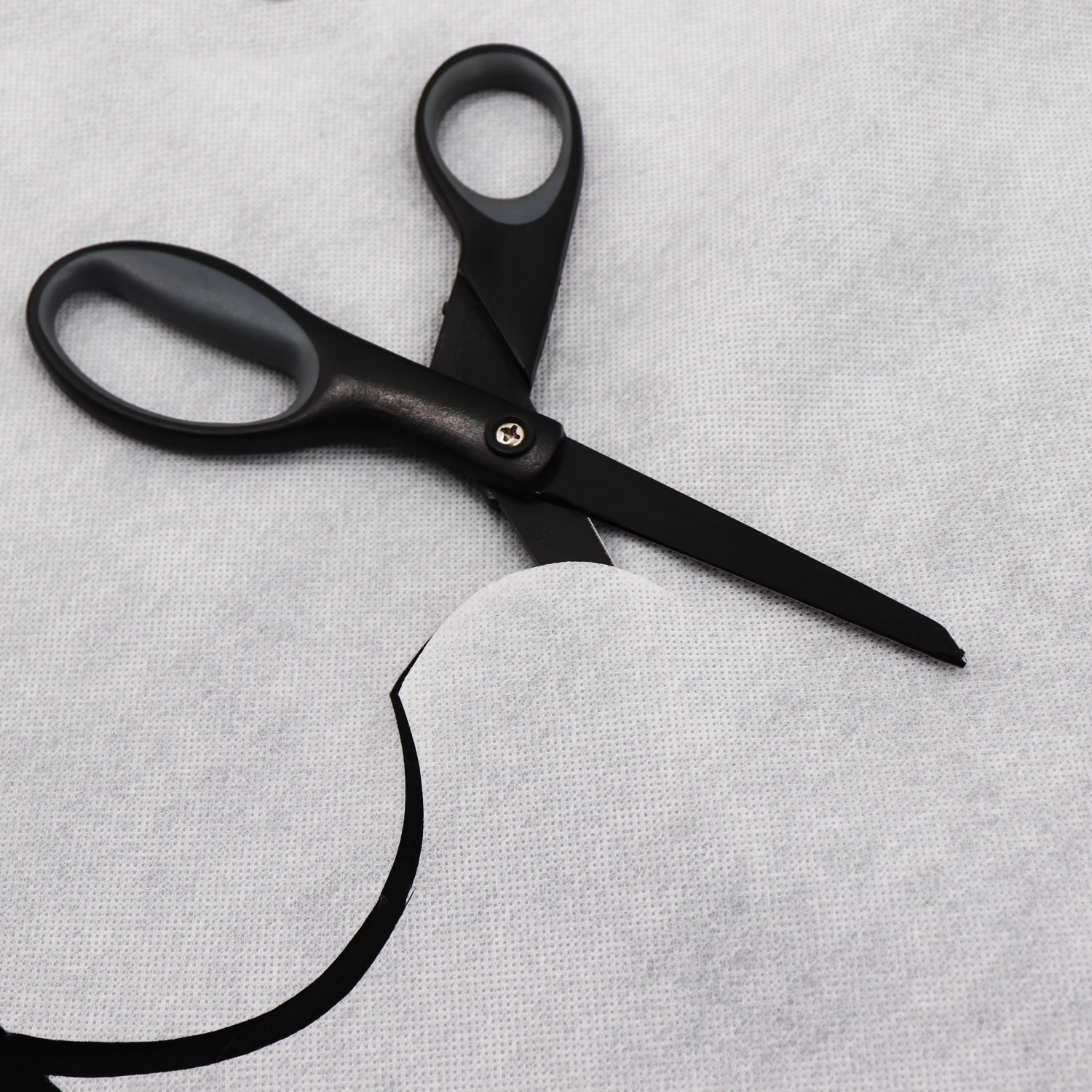 Aquagart Winterschutzvlies 60g, 20m² mit Schere zugeschnitten.