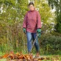 Frau nutzt Bosch Akku-Laubbläser UniversalLeafBlow 18V zum Laub entfernen im Garten.