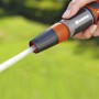 Gardena Reinigungsspritze in Aktion: Wasserstrahl für die Gartenreinigung.
