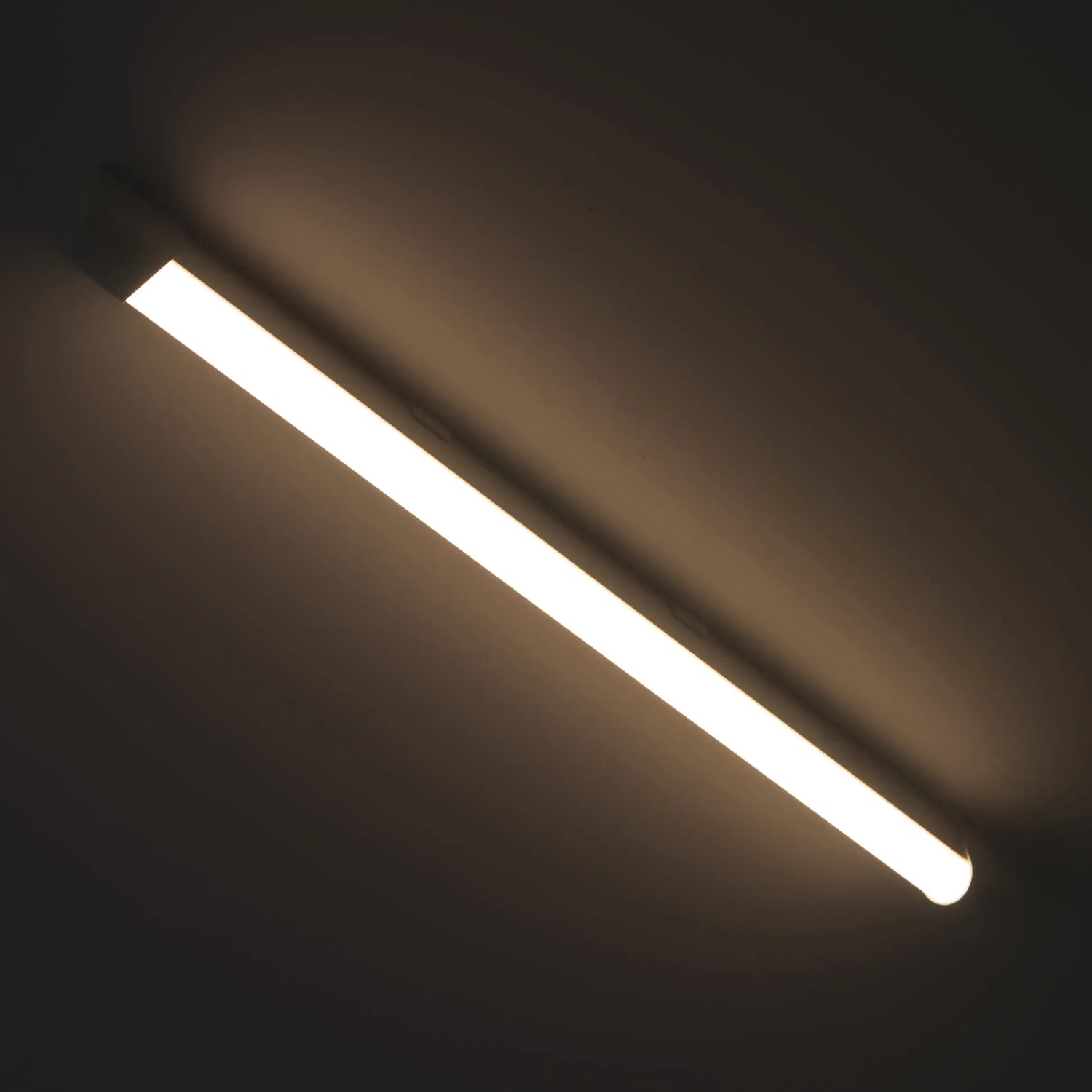 Graue LED-Unterbauleuchte Strip, 9W, 900lm, 4000K, 60cm, montiert an einer Decke.