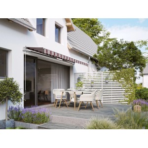 Gelenkarmmarkise Aventura, 4x2,5m, Bordeaux-Beige-Weiß, montiert an einer Hauswand über einer Terrassentür.
