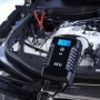 AEG Mikroprozessor-Ladegerät LD 6 A beim Laden einer Autobatterie unter der Motorhaube.